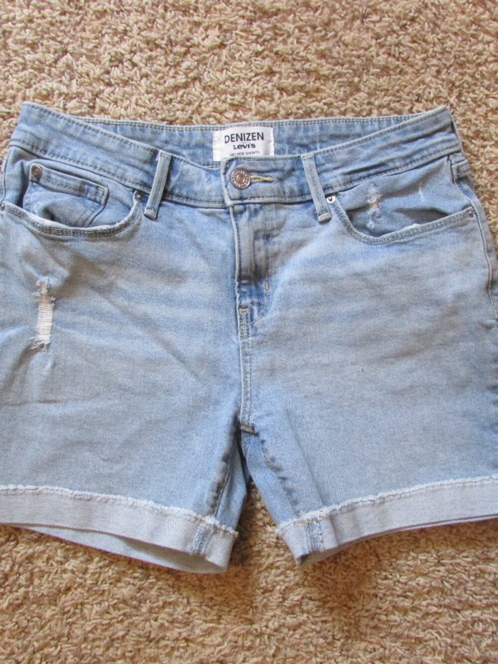 NWOT Levi's Denizen Mid Rise Jean Denim Shorts Cuffs 6 W28 Light Blue Whiskered